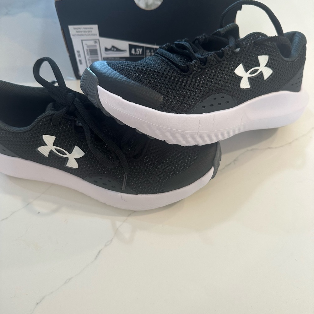 YOUTH UA SNEAKERS NIB